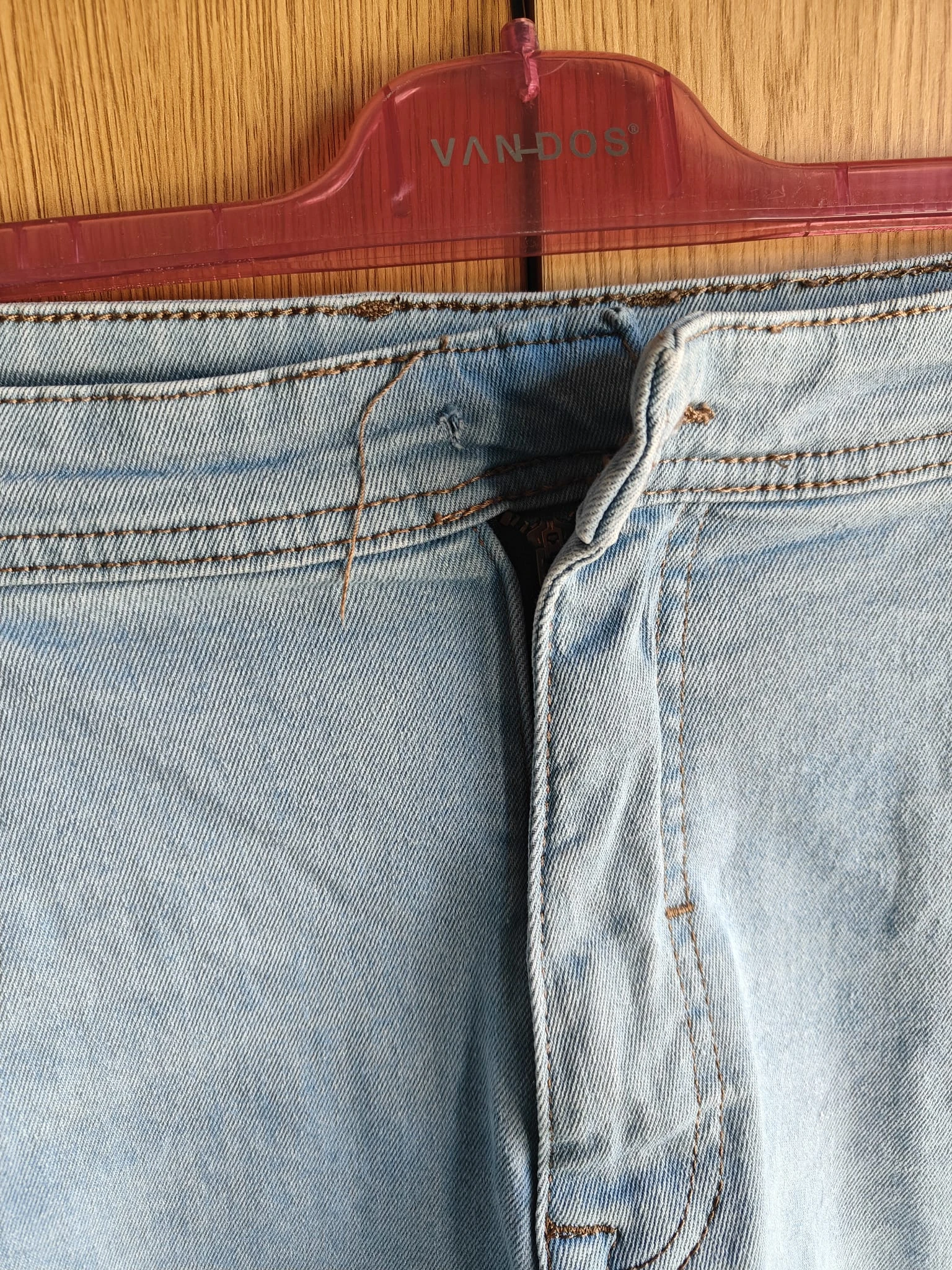 Pantalones cortos de mezclilla en tono azul claro – photo 4
